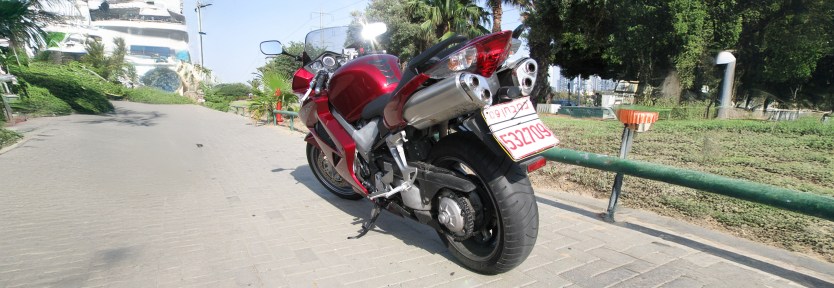 האופנוען, מכונית הספורט והבחורה